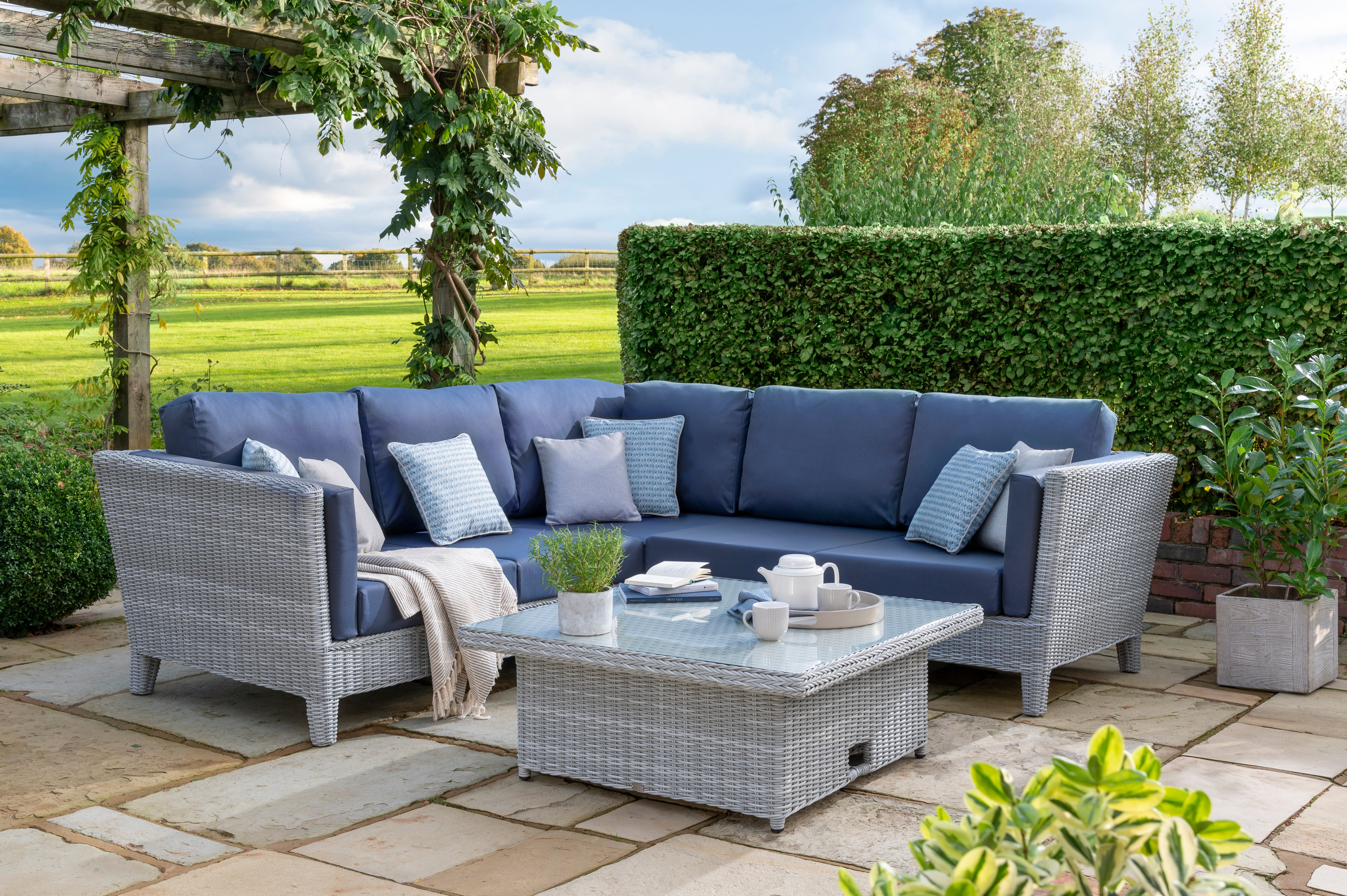 Byron Corner Lounging With Seat Cushions